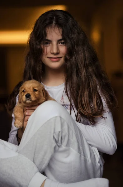 Portret Van Een Schattig Klein Meisje Handen Houden Van Haar — Stockfoto