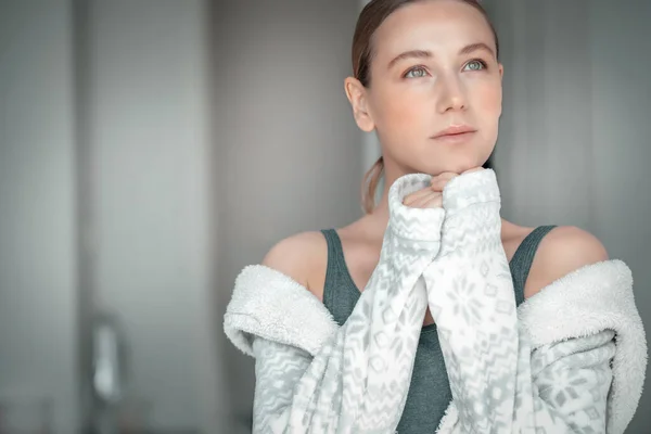 Portret Van Een Mooie Attente Vrouw Thuis Echte Schoonheid Van — Stockfoto