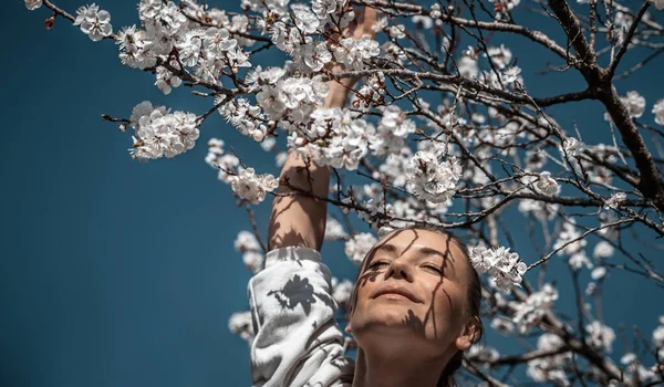 Mutlu Kız Çiçek Açan Kiraz Ağacının Tadını Çıkarıyor Güzel Bayan — Stok fotoğraf