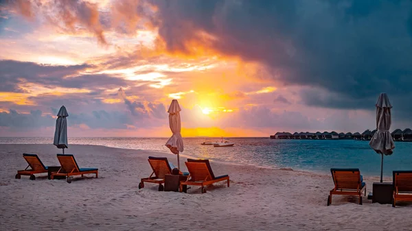 美丽的风景 沙滩上有落日 海滨有孤独舒适的日光浴床 晚上有度假胜地 夏季有宁静的假期 马尔代夫 — 图库照片