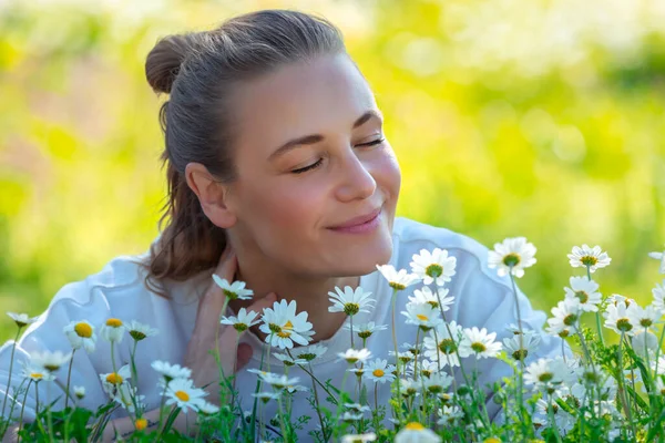 Portrait Une Femme Heureuse Qui Amuse Sur Champ Fleurs Fraîches — Photo