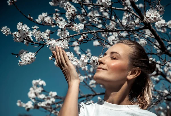 桜の花の香りを楽しむ若い美少女の肖像画 田舎で春休みを過ごす 心と自然の概念との接続 — ストック写真