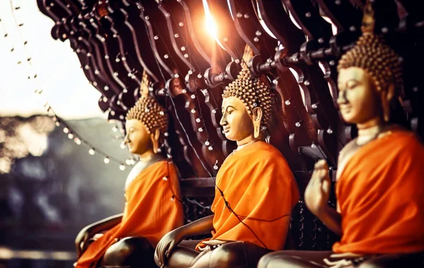 Τρία Χρυσά Αγάλματα Του Βούδα Στο Φως Του Ηλιοβασιλέματος Ναός — Φωτογραφία Αρχείου