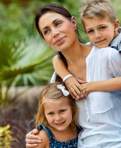 Portrait Une Belle Jeune Mère Avec Ses Deux Mignons Enfants — Photo