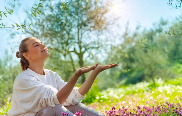 美丽而快乐的女人 坐在花园的花草甸上 享受着春天的灿烂阳光 在乡间度过了一个活跃的春假 — 图库照片