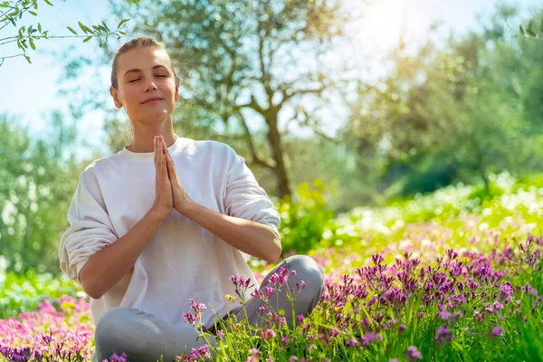 Beautiful Woman Doing Yoga Exercise Outdoors Nice Female Lotus Pose — Stock Photo, Image