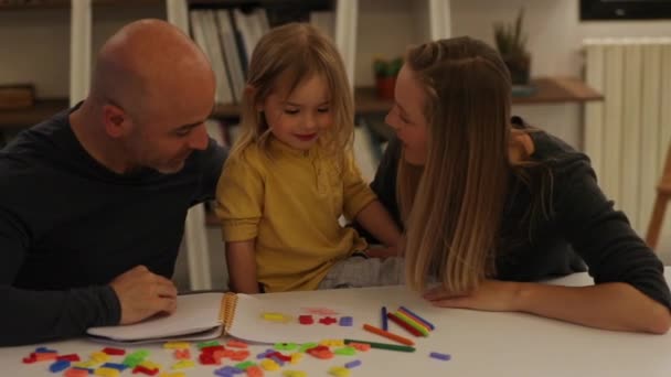 FHD Vídeo de una familia feliz en casa — Vídeos de Stock