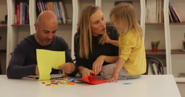 4K Video šťastné rodiny dělá řemesla hry — Stock video