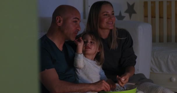 4K Video di famiglia felice guardando la tv — Video Stock