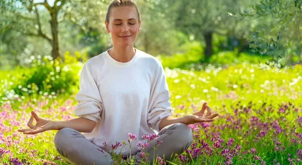 Vacker Lugn Flicka Med Slutna Ögon Mediterar Den Friska Blommande — Stockfoto