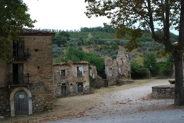 Stedelijk landschap in Roscigno, ghost Town in Zuid-Italië. — Stockfoto