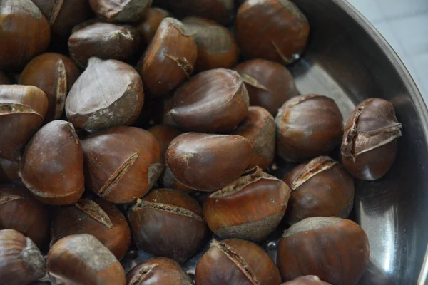 CASTAGNE ARROSTITE, CAMPANIEN, SUD ITALIEN. — Stockfoto