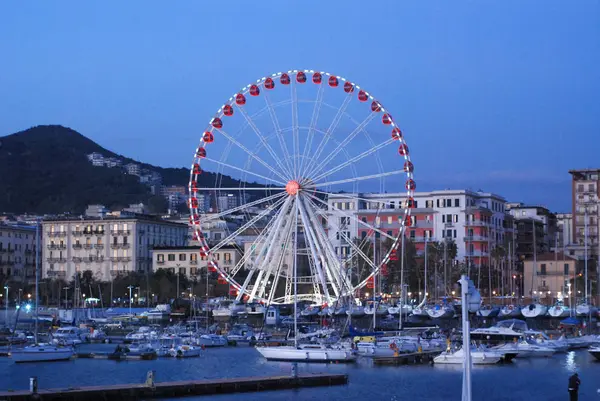 RUOTA PANORAMICA, SALERNO, SUD ITÁLIA — Fotografia de Stock