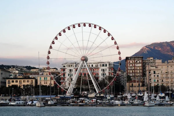 RUOTA PANORAMICA, SALERNO, SUD ITÁLIA — Fotografia de Stock