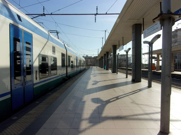 STAZIONE FERROVIARIA, SALERNO, SUD ITALIEN. — Stockfoto