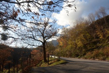 PaESAGGIO MONTANO INVERNALE, CAMPANIA, SUD İTALYA.