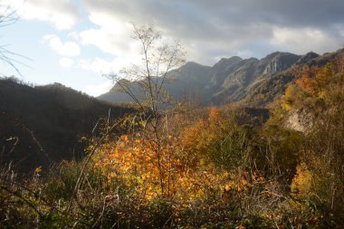 PaESAGGIO MONTANO INVERNALE, CAMPANIA, SUD İTALYA.