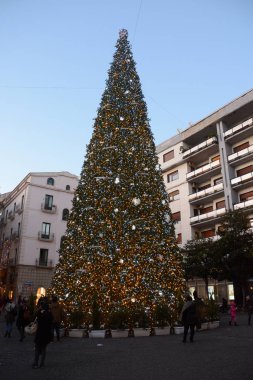 İtalya: Luci d'Artista için Noel ağacı, ışıklar Salerno, Aralık 2017 göster