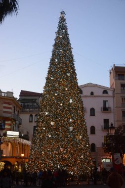 İtalya: Luci d'Artista için Noel ağacı, ışıklar Salerno, Aralık 2017 göster