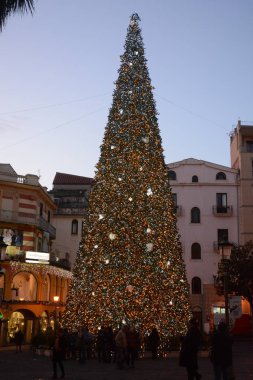 İtalya: Luci d'Artista için Noel ağacı, ışıklar Salerno, Aralık 2017 göster