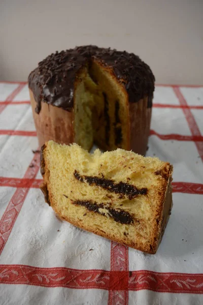 PANETTONE AL CIOCCOLATO, CAMPANIA, SUD ITALIA.