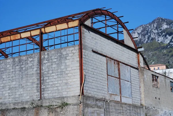 南イタリア カンパニア州の放棄された産業倉庫 — ストック写真