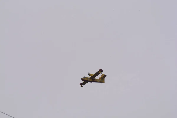 Avion Engagé Dans Une Opération Lutte Contre Les Incendies Montagne — Photo