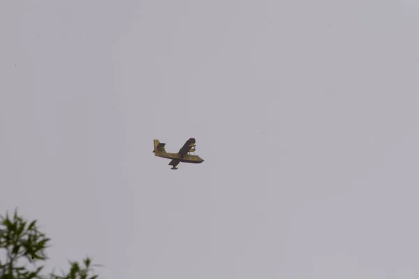 Avion Engagé Dans Une Opération Lutte Contre Les Incendies Montagne — Photo