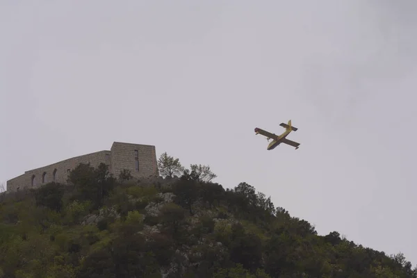 Avión Comprometido Operación Extinción Incendios Montaña Sur Italia Abril 2020 — Foto de Stock