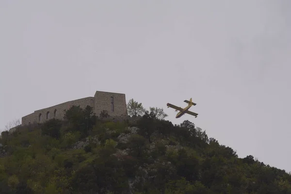 Flugzeug Feuerwehreinsatz Süditalien April 2020 — Stockfoto