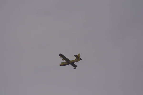 Avion Engagé Dans Une Opération Lutte Contre Les Incendies Montagne — Photo