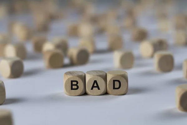 Cubo malo con letras, signo con cubos de madera — Foto de Stock