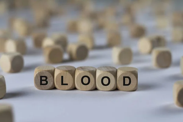 Cubo de sangue com letras, sinal com cubos de madeira — Fotografia de Stock