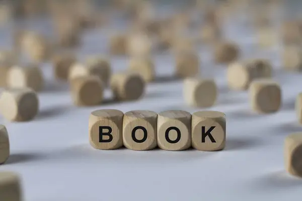 Kniha kostky s písmeny, podepsat s dřevěnými kostkami — Stock fotografie