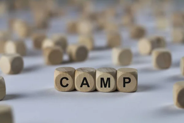 Cubo de campamento con letras, signo con cubos de madera — Foto de Stock