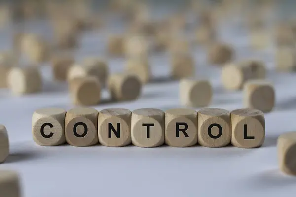 Cubo de controle com letras, sinal com cubos de madeira — Fotografia de Stock