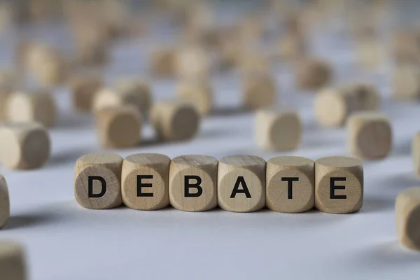 Cubo de debate com letras, sinal com cubos de madeira — Fotografia de Stock