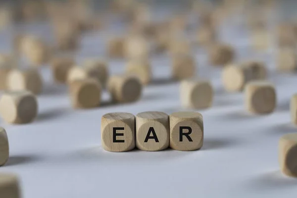 Cubo de oreja con letras, signo con cubos de madera — Foto de Stock