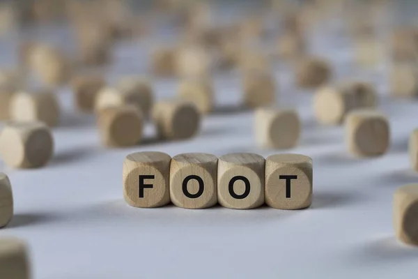 Cubo de pie con letras, signo con cubos de madera — Foto de Stock