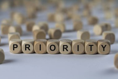 önceliği küp harflerle, tahta küpleri ile kayıt