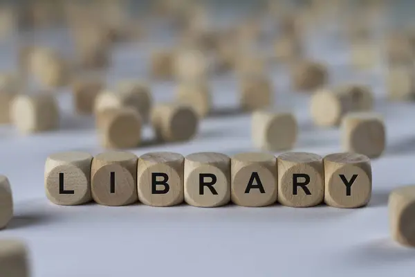 Bibliothekswürfel mit Buchstaben, Zeichen mit Holzwürfeln — Stockfoto