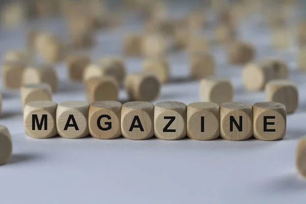 Zeitschriftenwürfel mit Buchstaben, Schild mit Holzwürfeln — Stockfoto