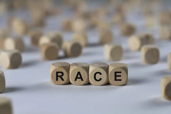 Race kubus met letters, ondertekenen met houten kubussen — Stockfoto