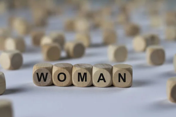 Vrouw kubus met letters, ondertekenen met houten kubussen — Stockfoto