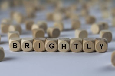 parlak harflerle küp, tahta küpleri ile kayıt