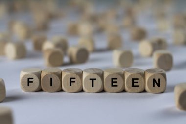 on beş küp harflerle, tahta küpleri işaretiyle