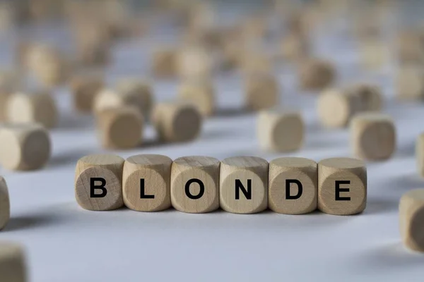 Blondynka moduł z literami, zalogować się za pomocą drewnianych kostek — Zdjęcie stockowe