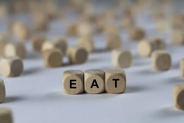 Makan kubus dengan huruf, tanda dengan batu kayu — Stok Foto