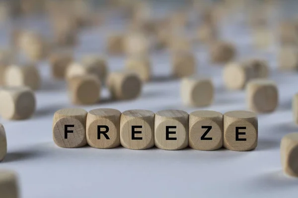 Congelamento cubo com letras, sinal com cubos de madeira — Fotografia de Stock