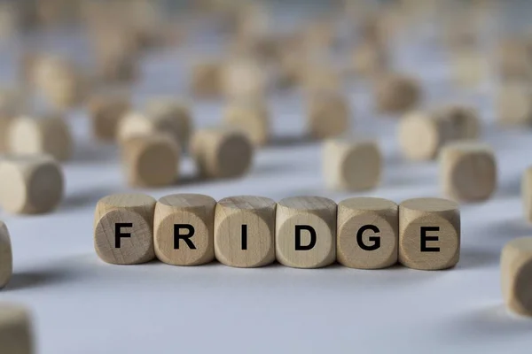 Холодильник с письмами, вывеска с деревянными кубиками — стоковое фото